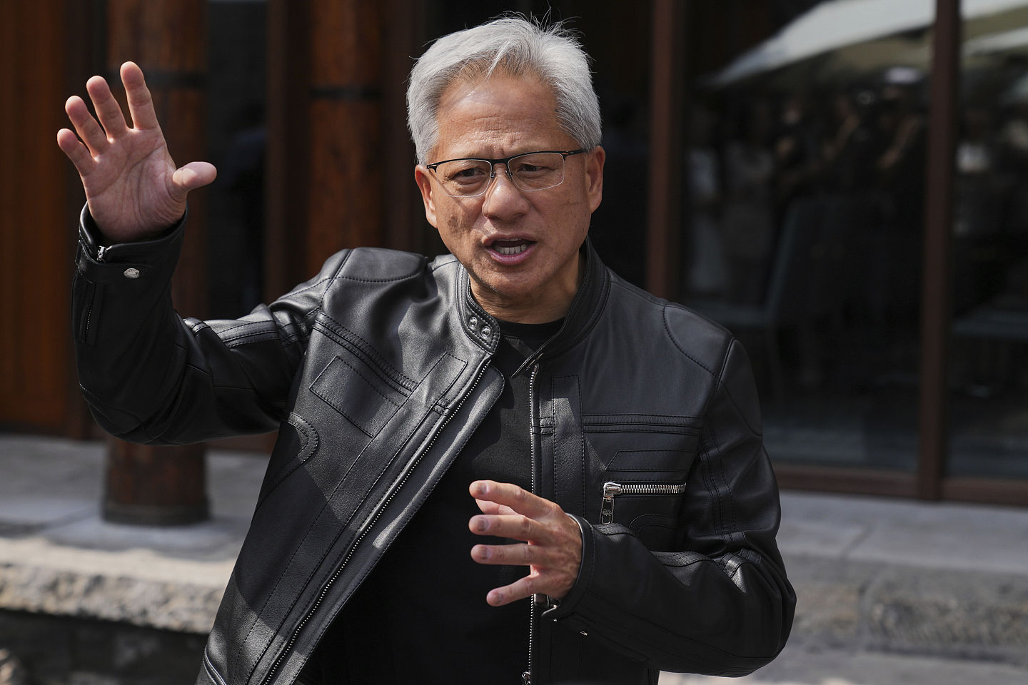 美中竞争缩小差距!黄仁勋语出惊人:中国晶片只落后“几奈秒”(图) - 1