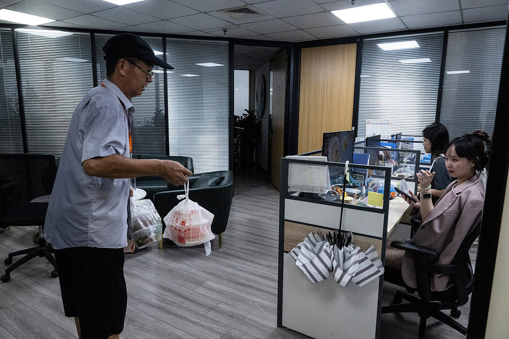 零工中的零工：深圳70层大楼里代送外卖的跑腿员（组图） - 5