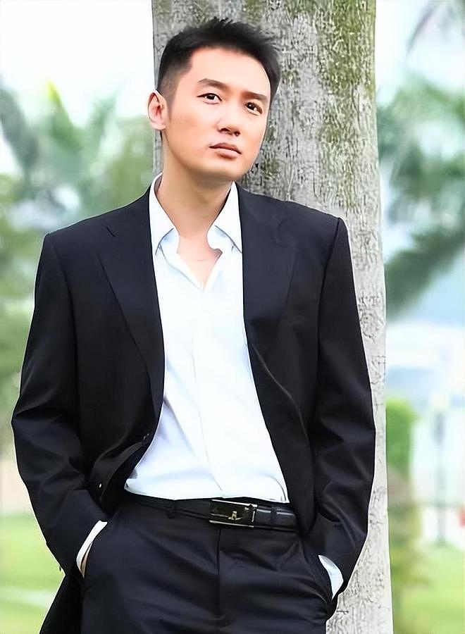 央视主持不做去当演员，33岁闷声拿影帝，今演《灼灼韶华》又火了（组图） - 3