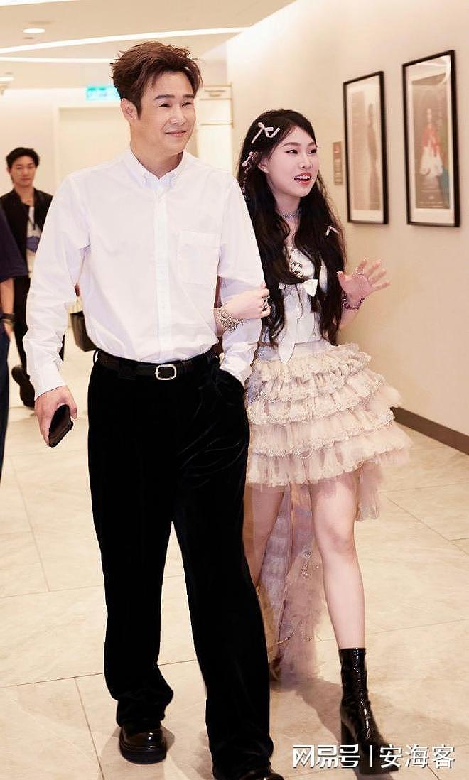 小沈阳女儿晒演出照，18岁沈佳润气场强星范足，老父亲被侃像保镖（组图） - 6