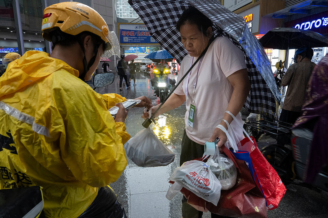 零工中的零工：深圳70层大楼里代送外卖的跑腿员（组图） - 1