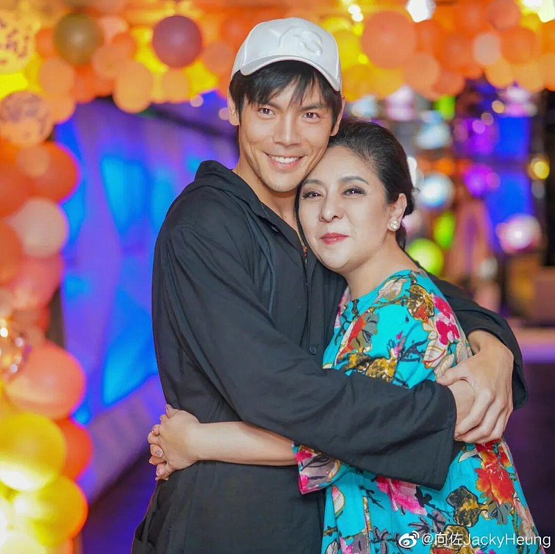 向佐欠赌债拖累向家破产？向太：珠宝、豪宅都在（组图） - 1