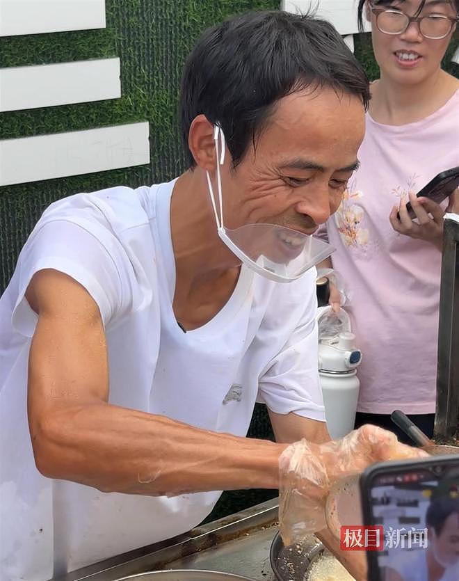 江西“鸡排哥”爆火：每天一二十个镜头对着，我没有负担（组图） - 7