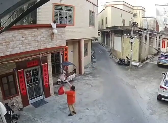 幼童悬挂2楼阳台后坠落，女邻居徒手抱住：我腿都软了（组图） - 2