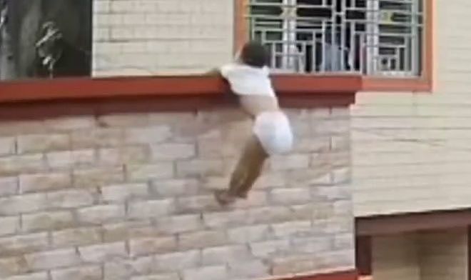 幼童悬挂2楼阳台后坠落，女邻居徒手抱住：我腿都软了（组图） - 1