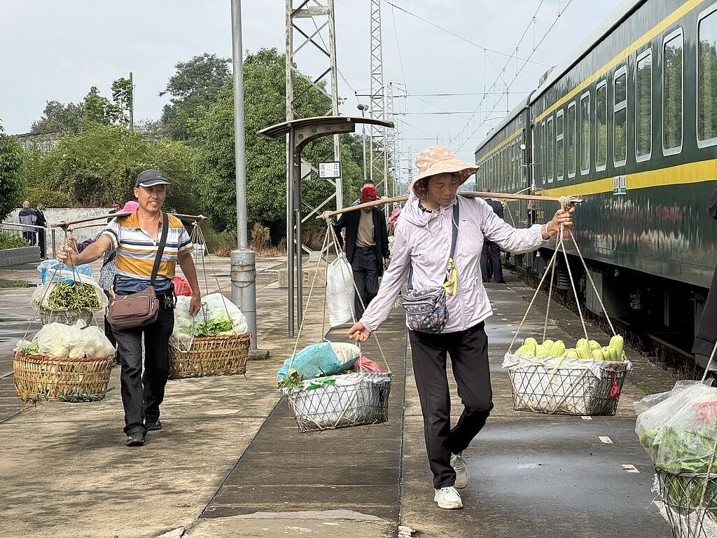 纸质火车票退场，每道折痕里都藏着远方、爱情与山河记忆（组图） - 4