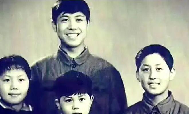 他娶生病变胖女演员，恩爱27年无绯闻，如今59岁儿女双全很幸福（组图） - 1