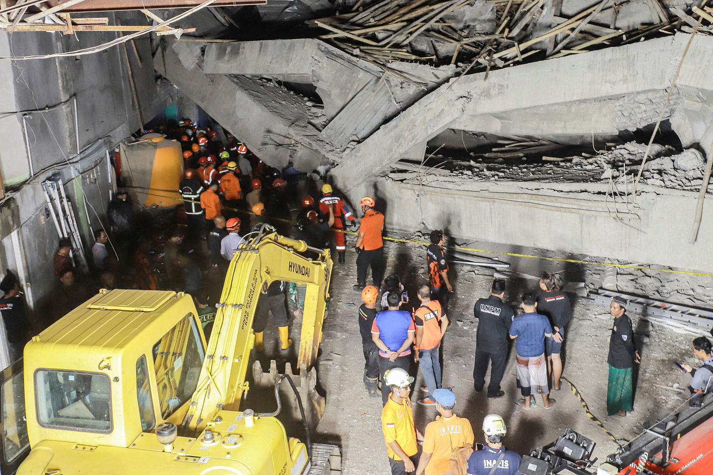 学校违建倒塌活埋！80多死伤38人受困，家长崩溃痛哭（图） - 1
