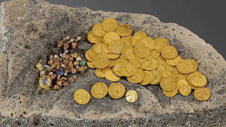 古城散步意外捡到宝！1400年前的黄金与珠宝竟藏这里（组图） - 1