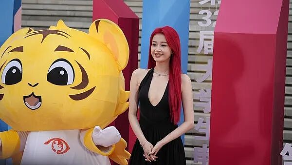 知名女星自曝，脸肿到没法见人！很多人假期前会做这件事，频繁接触有危害（组图） - 2