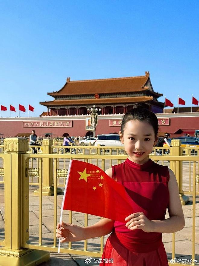 董璇女儿小酒窝，正阳门前红裙起舞，祝祖国生日快乐（组图） - 6