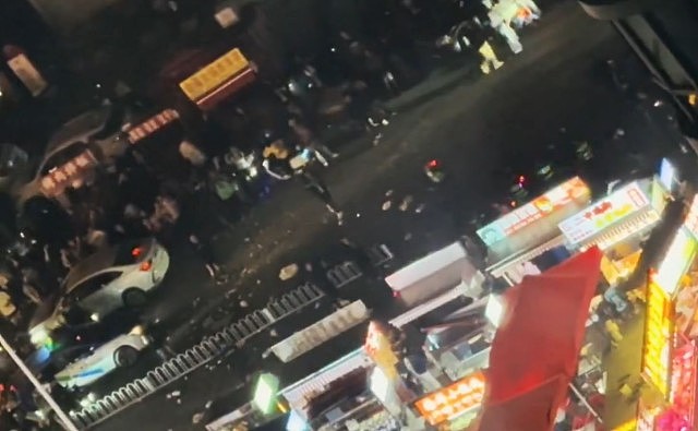 夜市激战！昆明城管恶斗摊贩6小时，杯碟盆椅乱飞现场画面曝（视频/组图） - 5