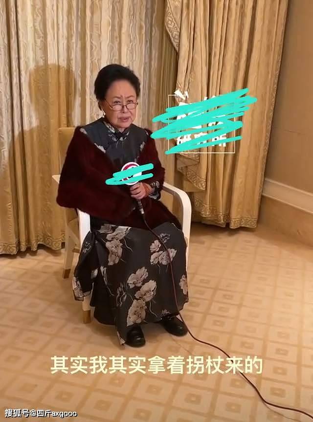 斯琴高娃坐轮椅现身机场，脸部松弛法令纹明显，身体状况让人担忧（组图） - 7