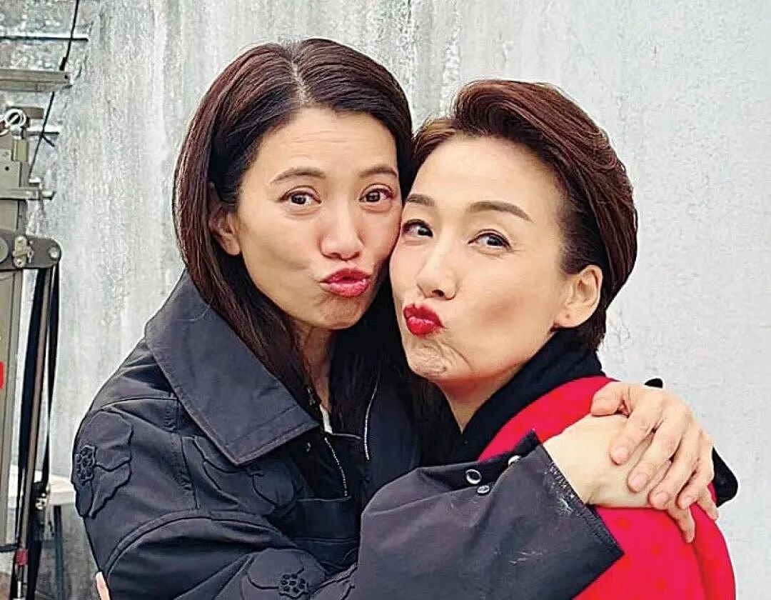 TVB视后两年没剧拍自爆不离巢原因,素颜上镜直播教化妆,网友赞皮肤很好(组图) - 9