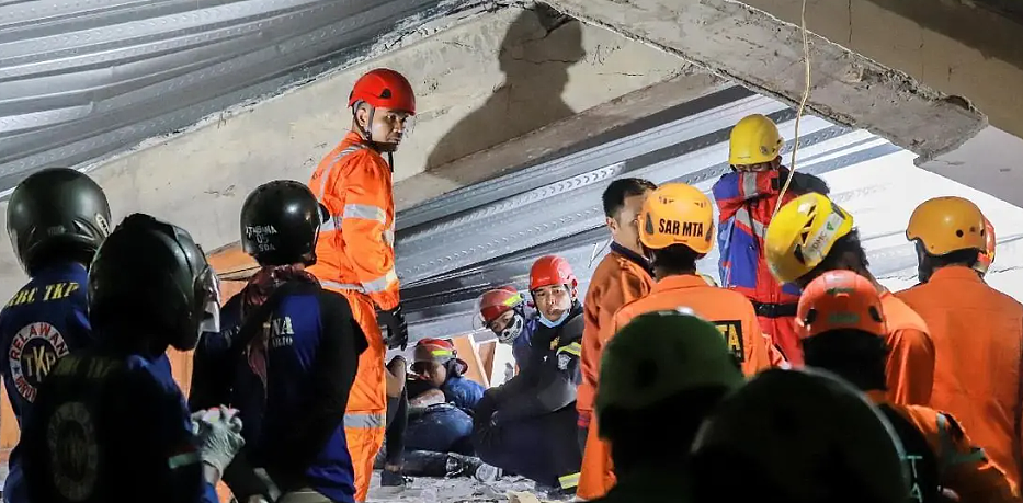 悲剧！学校建筑突然坍塌，已致3人死亡，还有38人被埋（组图） - 1