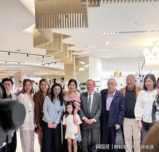 吕丽君儿子与刘銮雄合照曝光,与姐姐搀扶父亲,甘比俩女儿也在场(组图) - 3