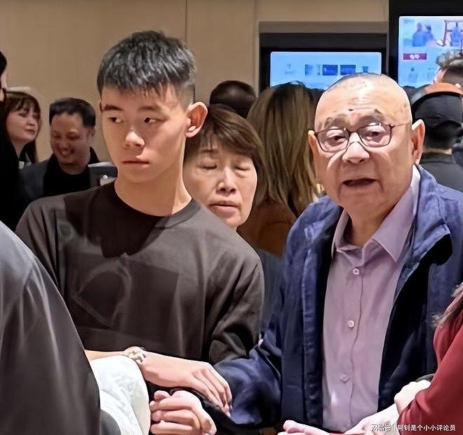 吕丽君儿子与刘銮雄合照曝光,与姐姐搀扶父亲,甘比俩女儿也在场(组图) - 2