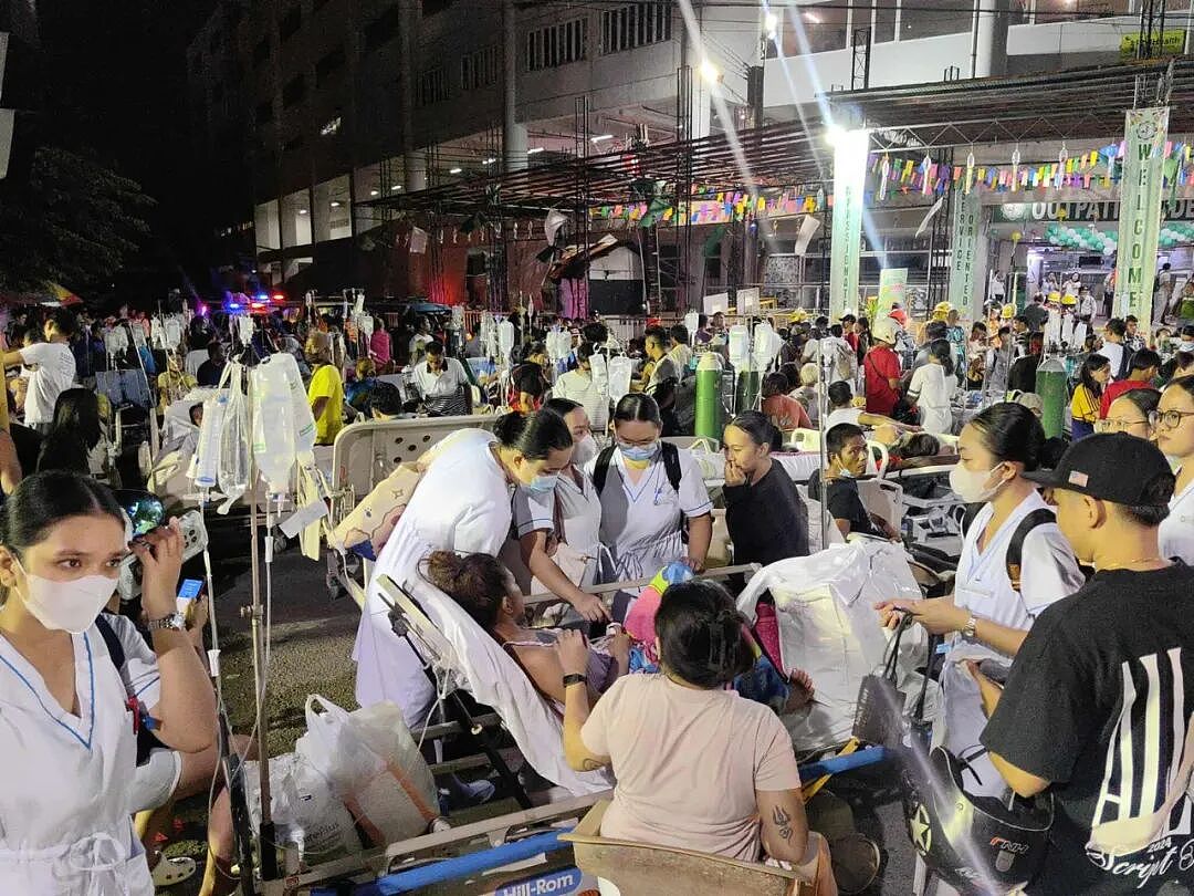 突发!6.9级强震,至少69死!教堂轰然坍塌,选美比赛瞬间失控,橙色海啸预警发布(视频/组图) - 8