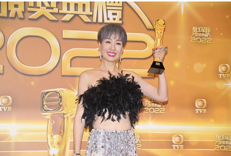 TVB视后两年没剧拍自爆不离巢原因,素颜上镜直播教化妆,网友赞皮肤很好(组图) - 2