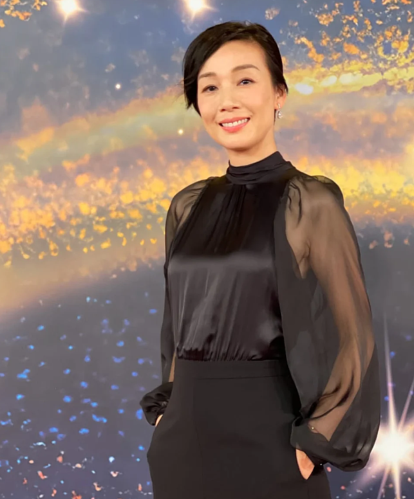 TVB视后两年没剧拍自爆不离巢原因,素颜上镜直播教化妆,网友赞皮肤很好(组图) - 5