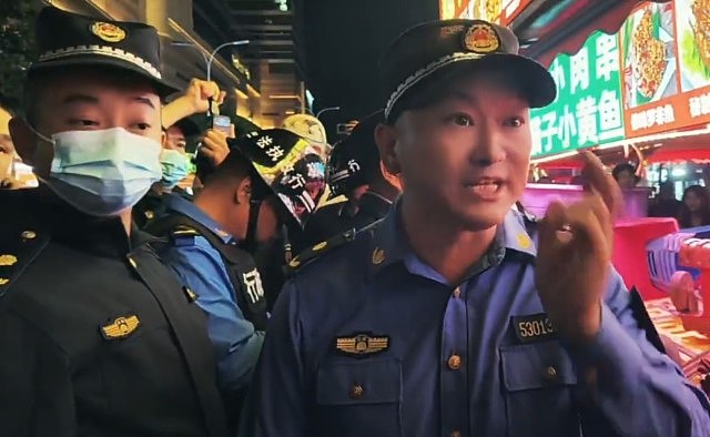 夜市激战！昆明城管恶斗摊贩6小时，杯碟盆椅乱飞现场画面曝（视频/组图） - 4
