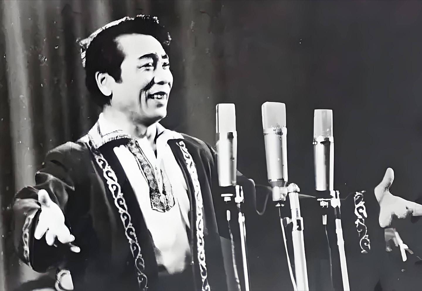 歌唱家克里木：演出摔断三根肋骨，妻子截肢，人生坚强有泪（组图） - 11