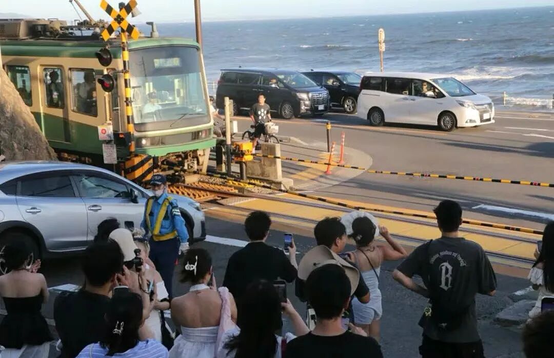 日本镰仓的外国游客已经憋不住了！景点到处惊现“尿瓶”，当地居民哀嚎：住不下去了！（组图） - 7