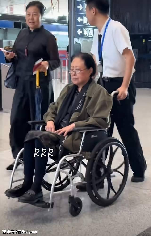 斯琴高娃坐轮椅现身机场，脸部松弛法令纹明显，身体状况让人担忧（组图） - 4