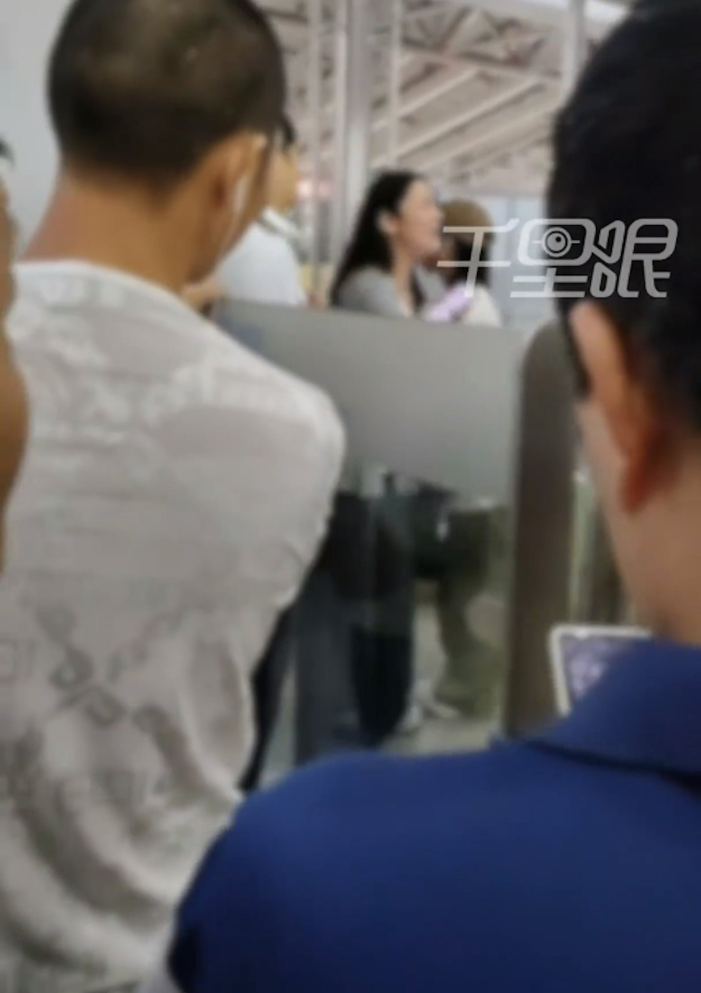 女子大闹深圳东站，闸口狂吼：“你放我下去！”工作人员：错过登车（组图） - 4