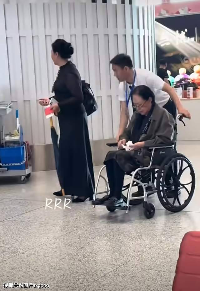 斯琴高娃坐轮椅现身机场，脸部松弛法令纹明显，身体状况让人担忧（组图） - 2