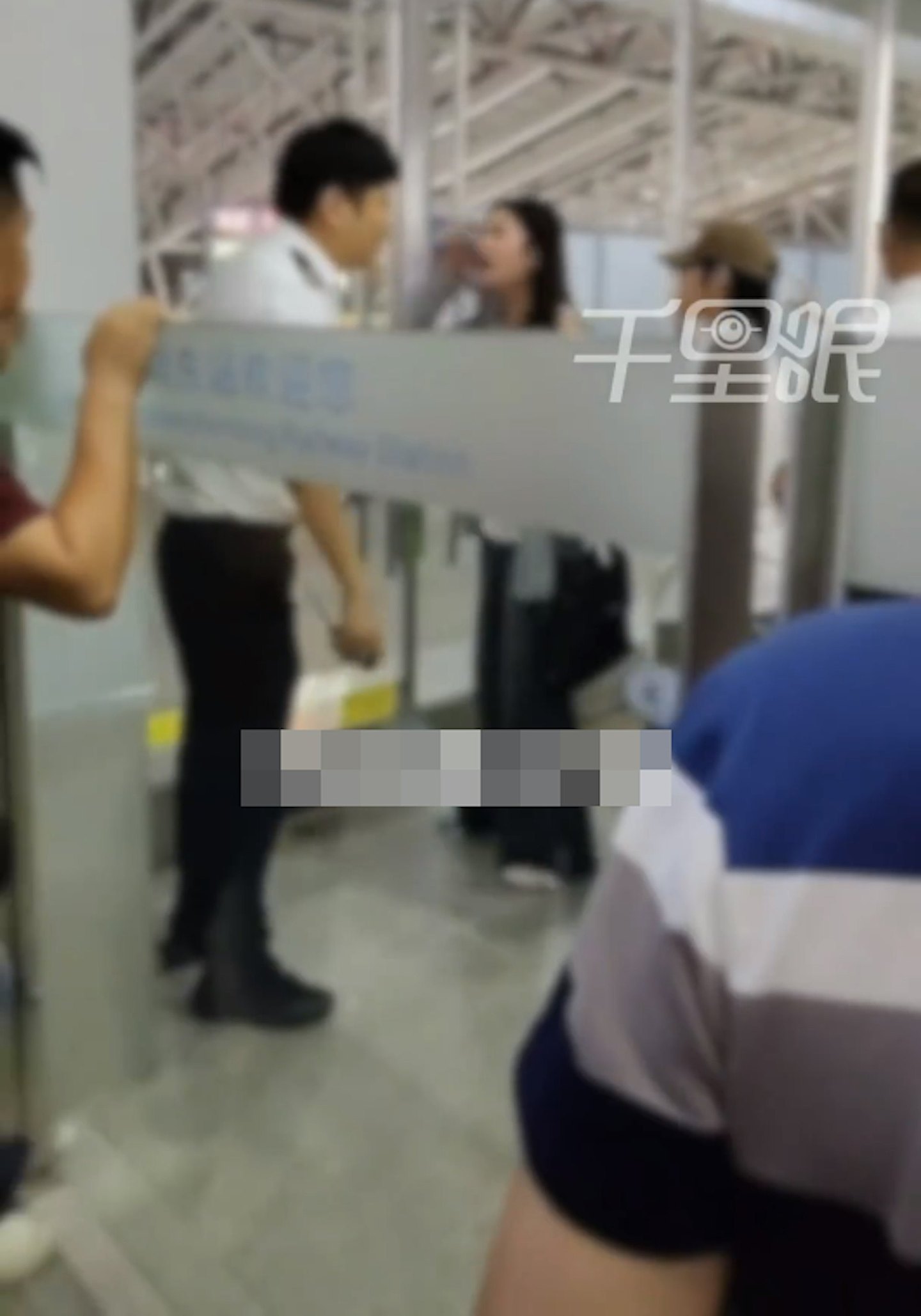 女子大闹深圳东站，闸口狂吼：“你放我下去！”工作人员：错过登车（组图） - 3