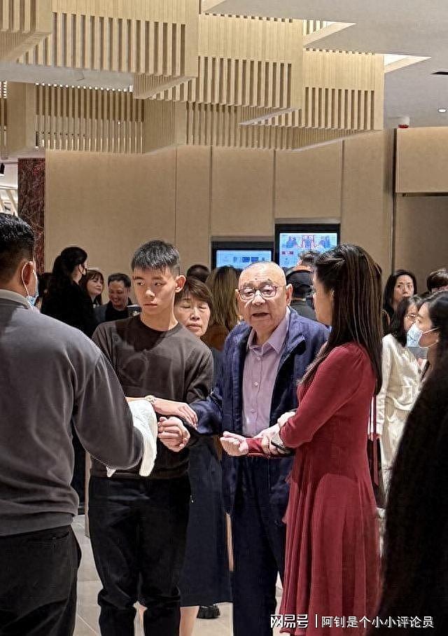 吕丽君儿子与刘銮雄合照曝光,与姐姐搀扶父亲,甘比俩女儿也在场(组图) - 1