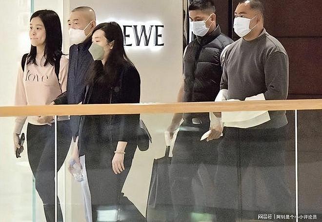 吕丽君儿子与刘銮雄合照曝光,与姐姐搀扶父亲,甘比俩女儿也在场(组图) - 4