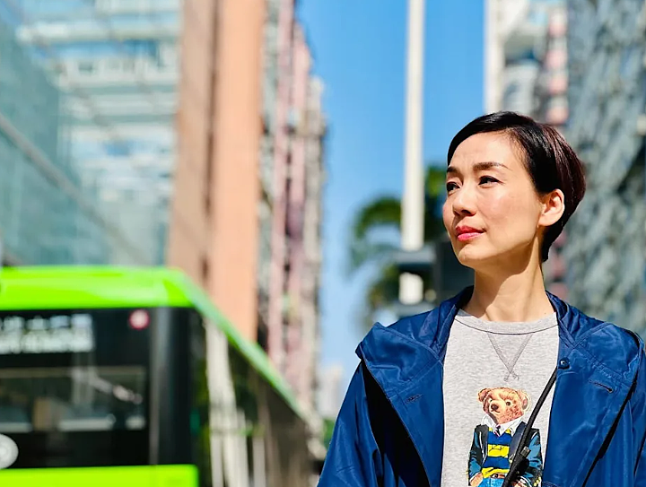 TVB视后两年没剧拍自爆不离巢原因,素颜上镜直播教化妆,网友赞皮肤很好(组图) - 1