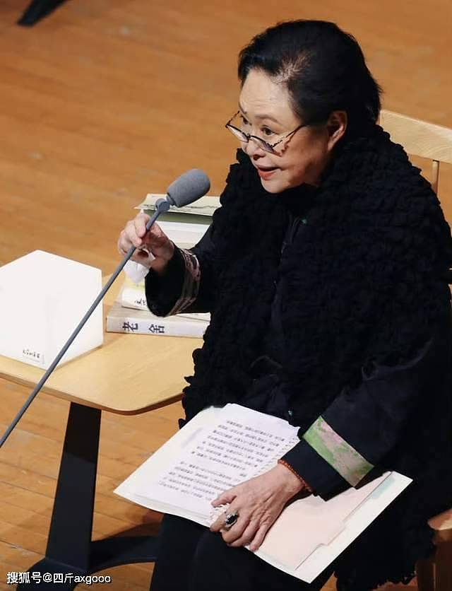斯琴高娃坐轮椅现身机场，脸部松弛法令纹明显，身体状况让人担忧（组图） - 11
