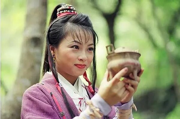 演《天龙八部》爆火，却因长相只能做配，被相爱30年男友拒婚！如今59岁的她，活得让全网羡慕（组图） - 12