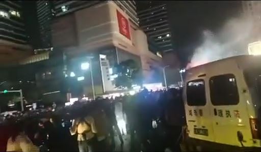 夜市激战！昆明城管恶斗摊贩6小时，杯碟盆椅乱飞现场画面曝（视频/组图） - 2