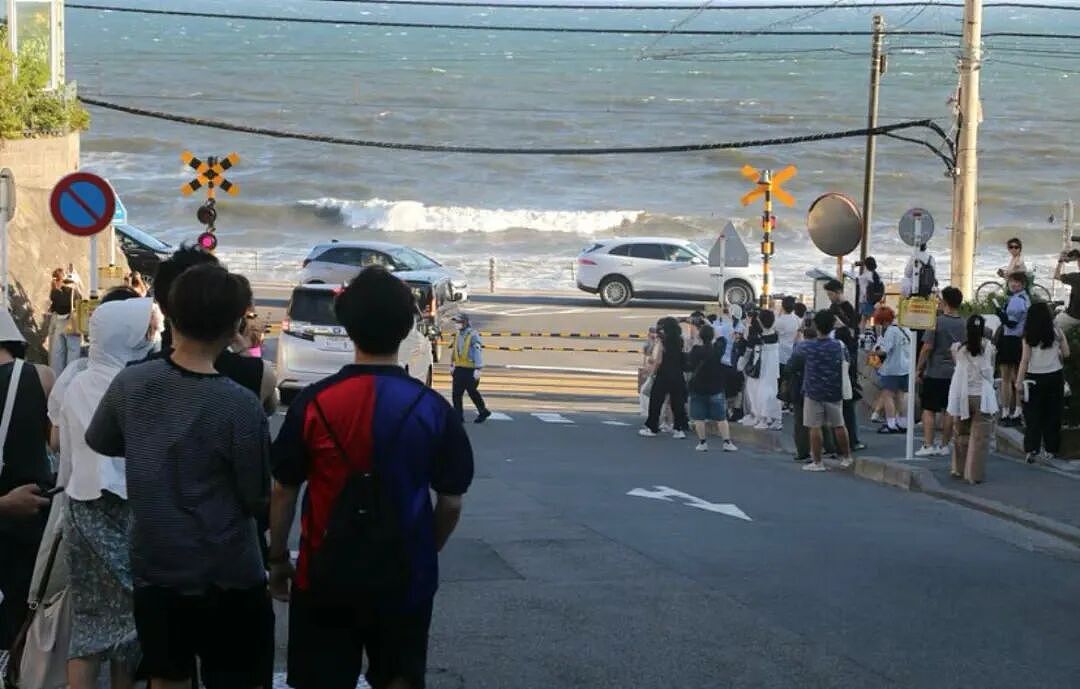 日本镰仓的外国游客已经憋不住了！景点到处惊现“尿瓶”，当地居民哀嚎：住不下去了！（组图） - 11