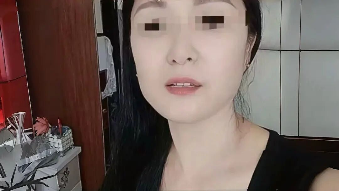 42岁网红征婚，老头们集体为爱私奔（组图） - 1