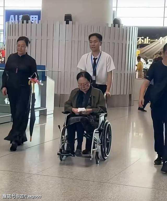 斯琴高娃坐轮椅现身机场，脸部松弛法令纹明显，身体状况让人担忧（组图） - 1