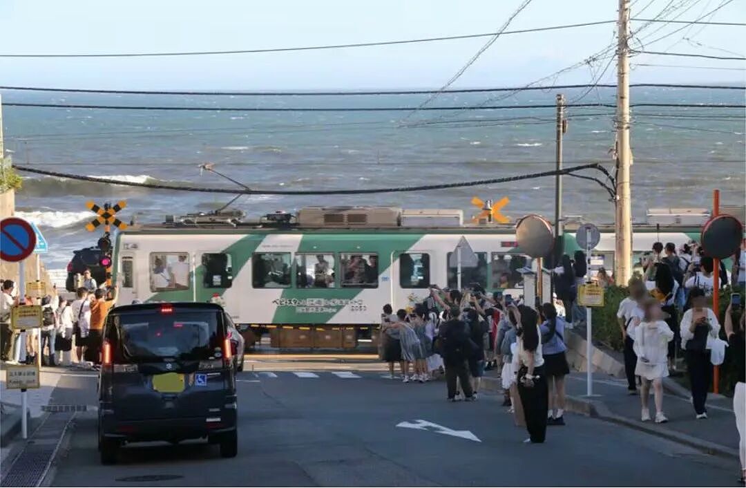 日本镰仓的外国游客已经憋不住了！景点到处惊现“尿瓶”，当地居民哀嚎：住不下去了！（组图） - 2