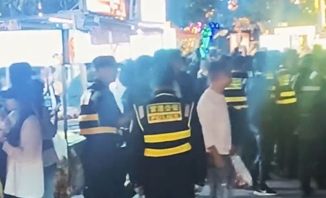 夜市激战！昆明城管恶斗摊贩6小时，杯碟盆椅乱飞现场画面曝（视频/组图） - 3