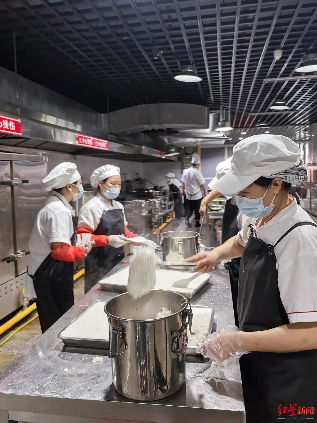 四川一小学“妈妈食堂”引关注：从学生家长中招聘18名妈妈、2名奶奶做饭，校长称为让学生吃上放心餐（组图） - 1