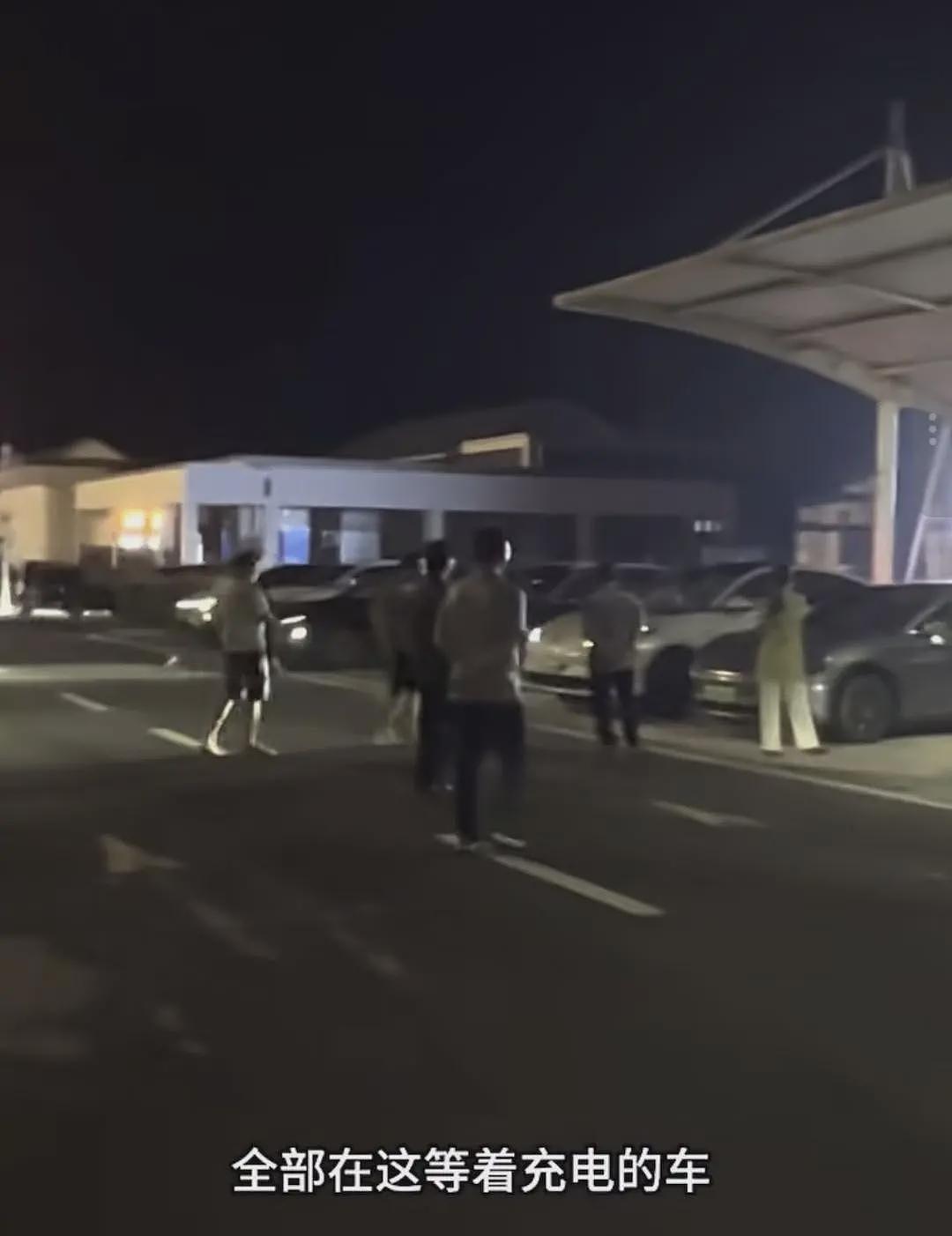 “高峰根本不够用！”，中国各地国庆高速路充电桩迎“排队叫号”模式：有车主排队3小时充电1小时（组图） - 1