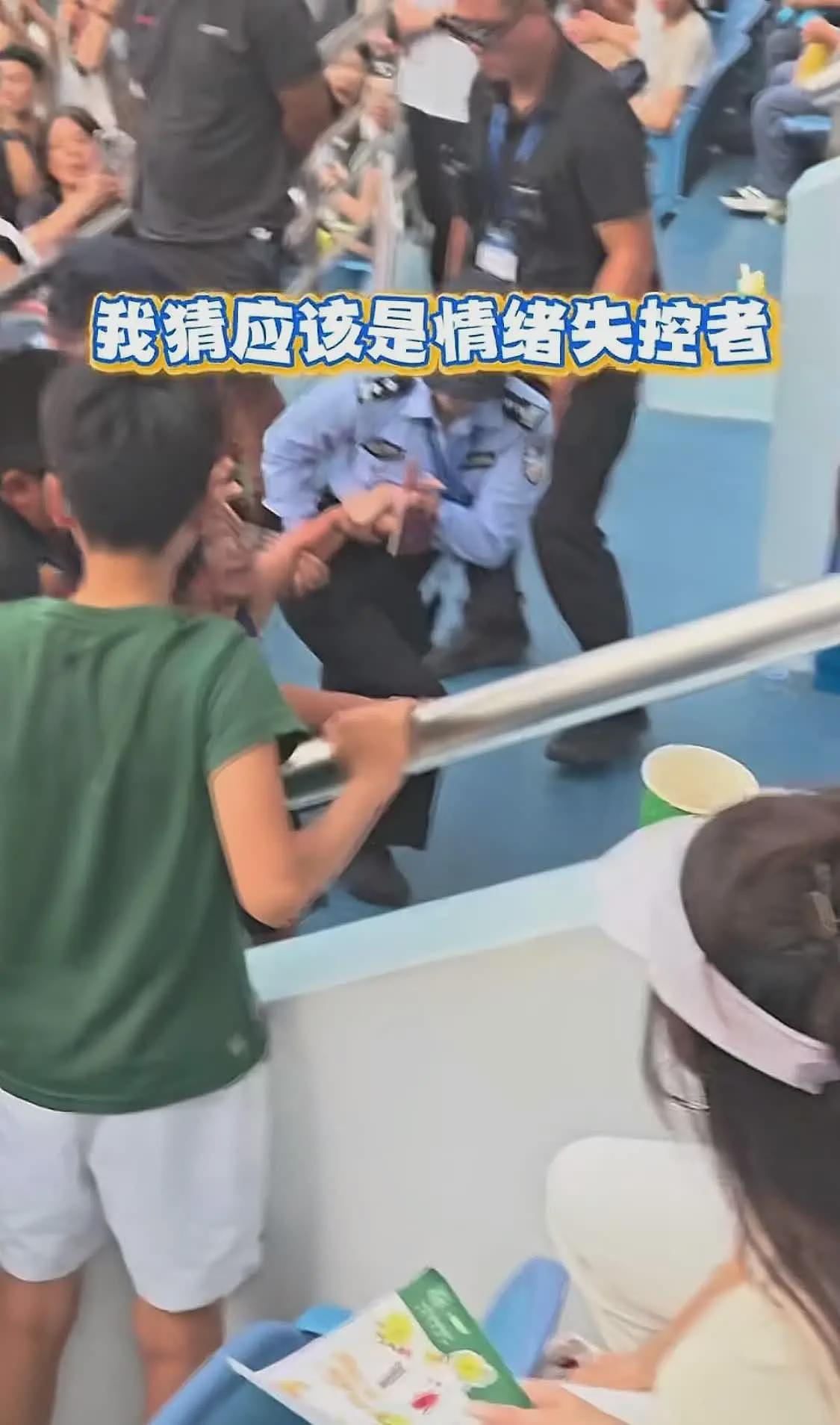 女子大闹网球赛后续：一家三口正脸曝光，其老公身份被扒是个高管（组图） - 8