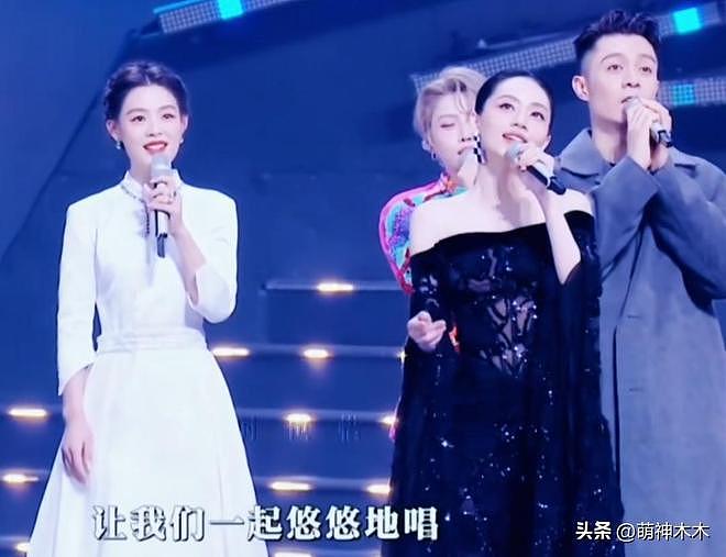 刘惜君评论区沦陷！湾区晚会抢C位打乱众人走位，被吐槽是螃蟹姐（组图） - 2