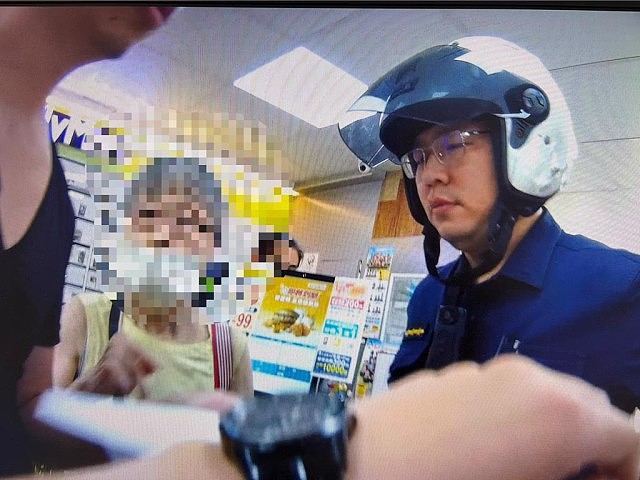 台湾地铁穿裙男踹野蛮阿婆被叫好！阿婆竟是通缉犯（视频/组图） - 2