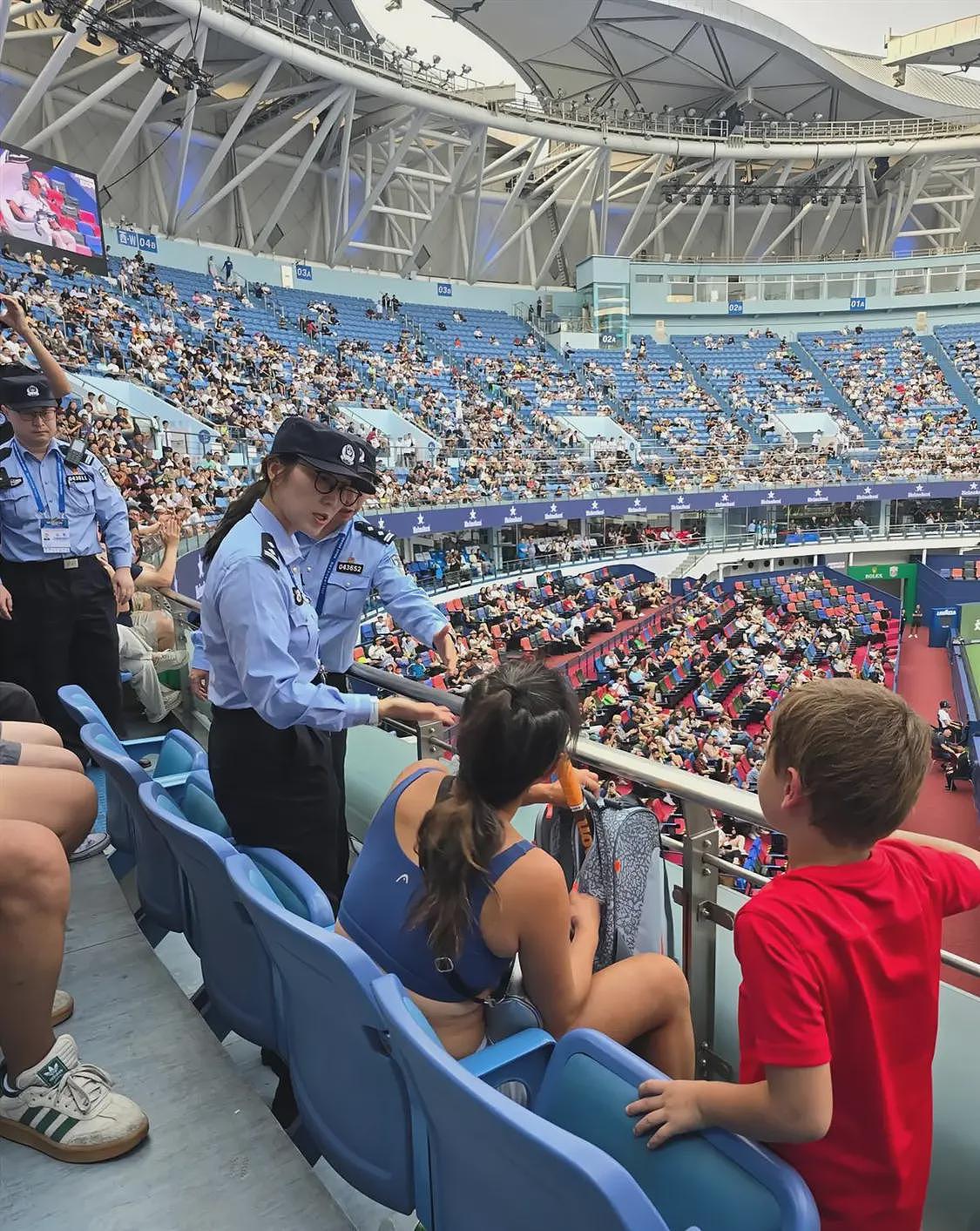 上海网球大师赛女球迷疯狂尖叫被抬出场,目击者:她还亮证挑衅安保人员,比赛多次被打断(组图) - 3