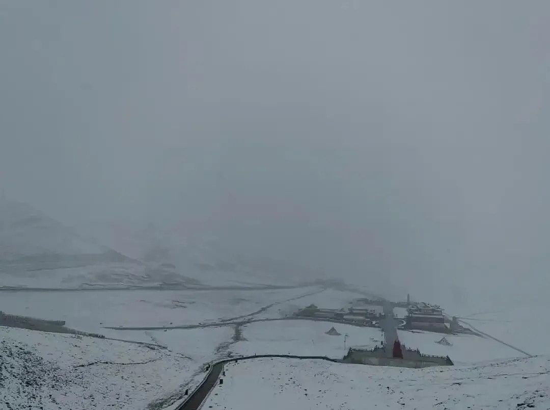 新疆、西藏等地突降大雪!积雪没过脚踝,路面结冰过百辆车被困(组图) - 7
