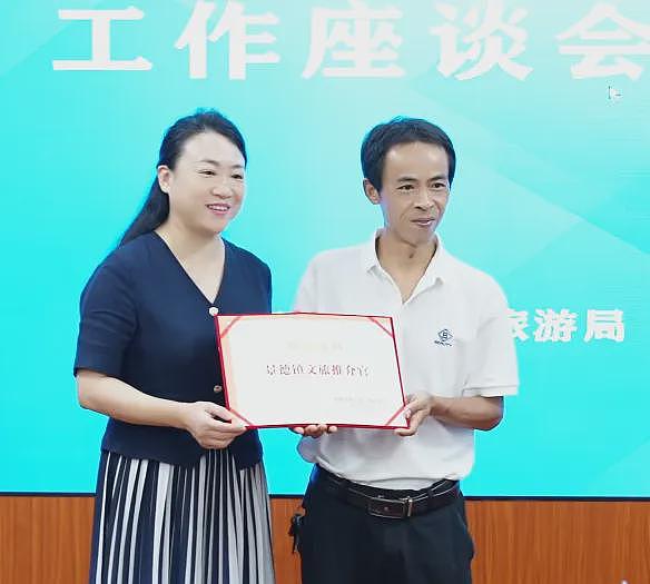 突然爆火！女明星也模仿他？“鸡排哥”成国庆最“忙”的人！有人从上海赶去“追星”：排队3个星期也愿意（组图） - 10